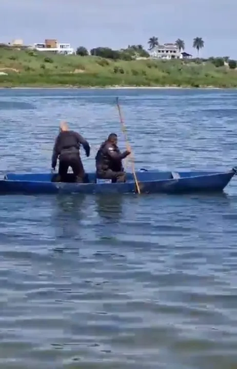 PMs em um barco a remo prenderam dois suspeitos na Praia da Siqueira