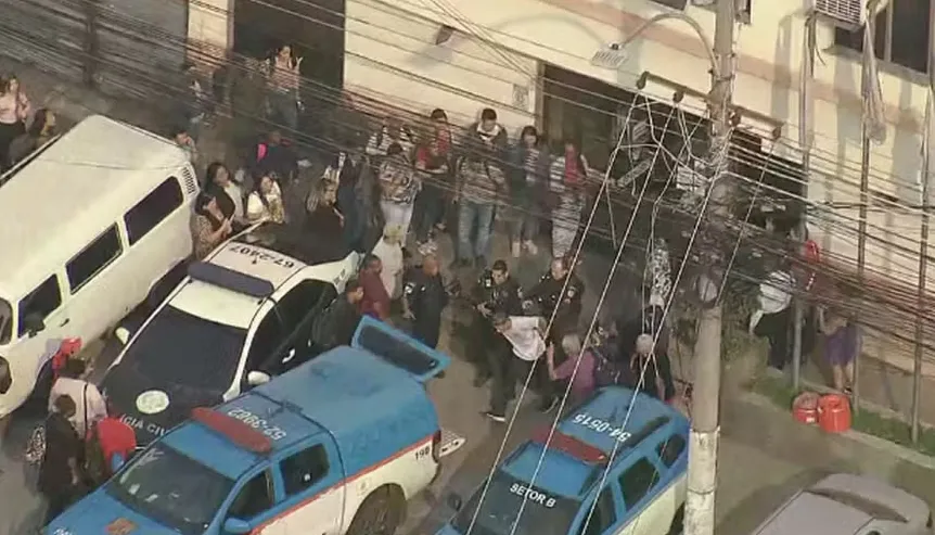 Os passageiros do ônibus formaram uma fila na porta da delegacia