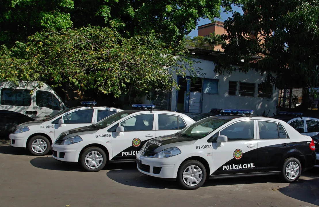 As investigações prosseguem para localizar e prender os envolvidos, além de desarticular a estrutura financeira da organização