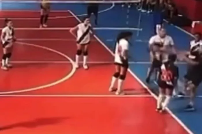 Técnico do vôlei sub-15 feminino do Vasco empurra atleta durante o jogo