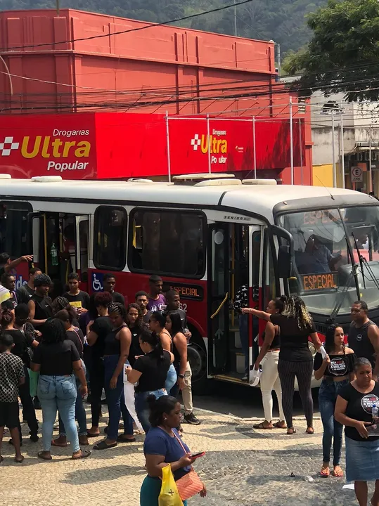 Vestidos de preto, manifestantes hostilizaram os integrantes da carreata, chamando o senador de "fascista"