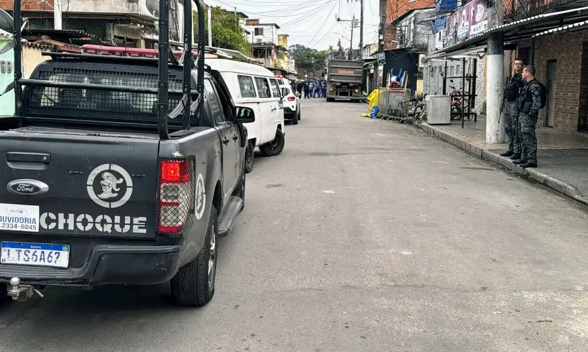 Desde as primeiras horas da manhã, agentes da Polícia Militar (PM) realizam operação contra transporte irregular em vias de grande circulação na zona oeste