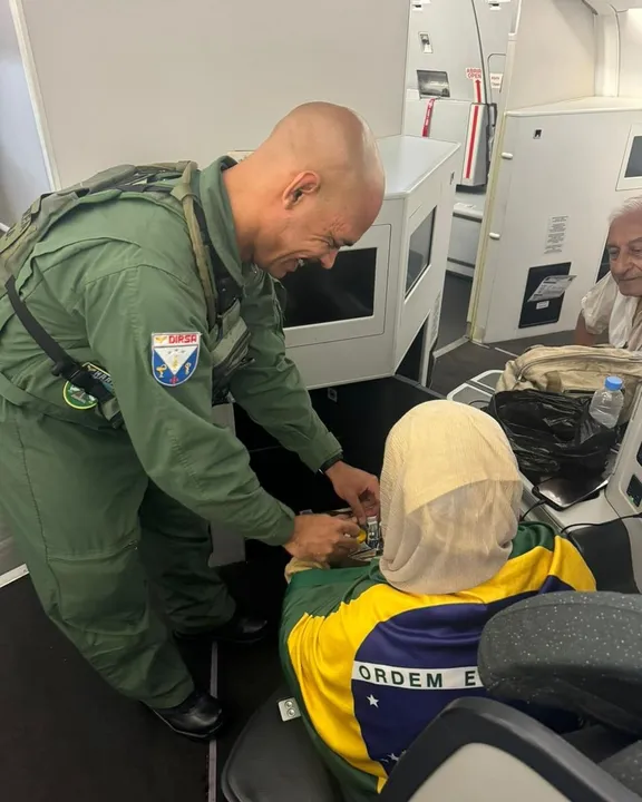 Agentes da Força Aérea Brasileira receberam os repatriados