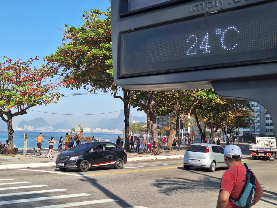 Na manhã desta sexta-feira (16), os termômetros marcavam 24°C na praia de Icaraí