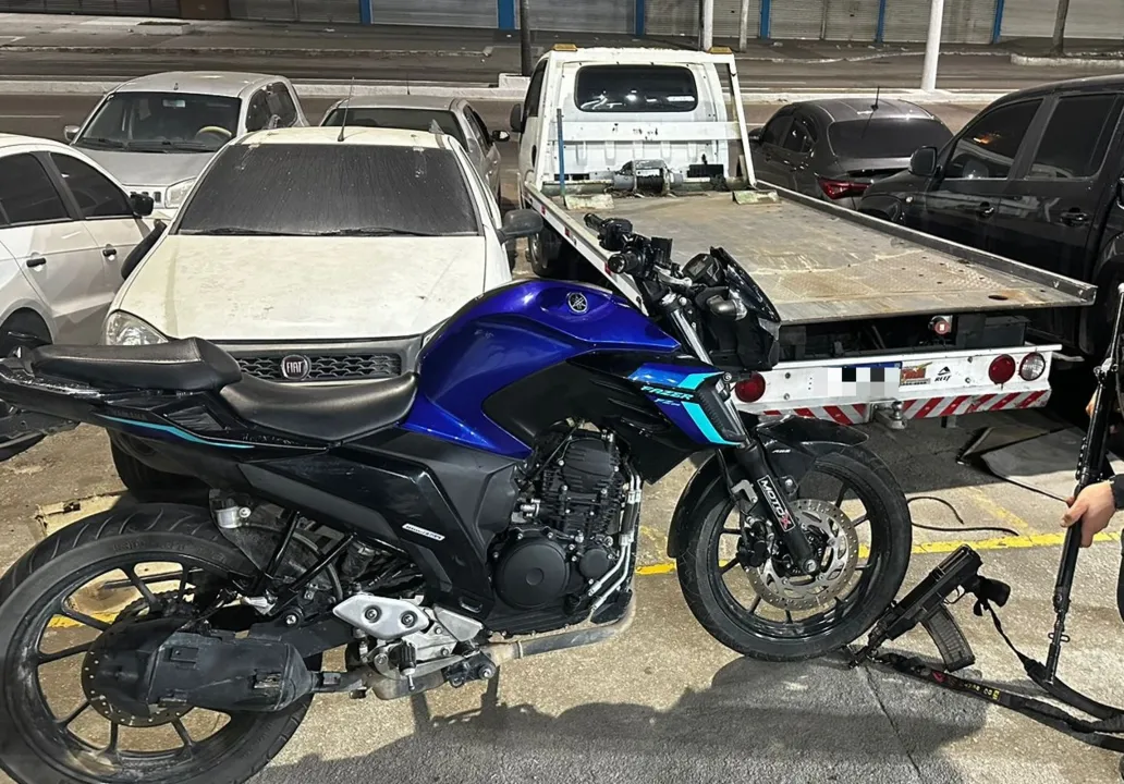 Um fuzil e uma motocicleta foram apreendidos