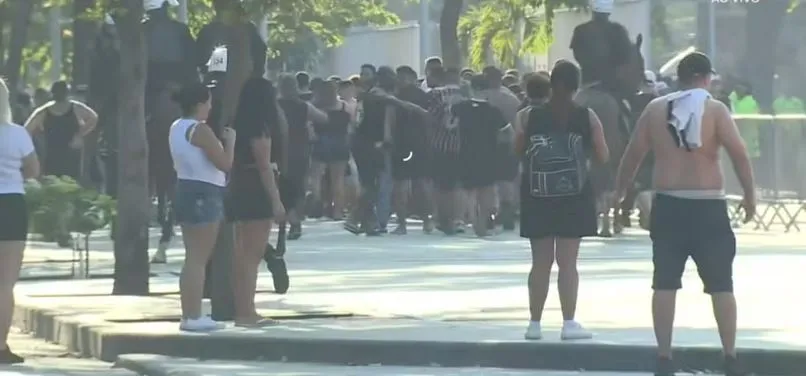 Torcedores do Corinthians tentaram invadir o Maracanã antes do jogo contra o Flamengo