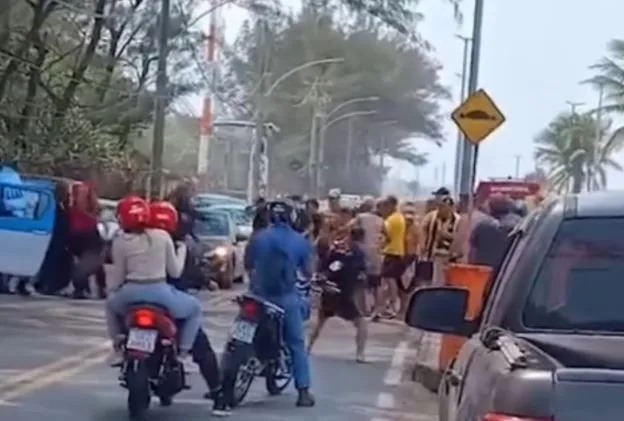 Torcedores do Flamengo e do Peñarol se envolvem em confusão na Praia da Macumba, no RJ