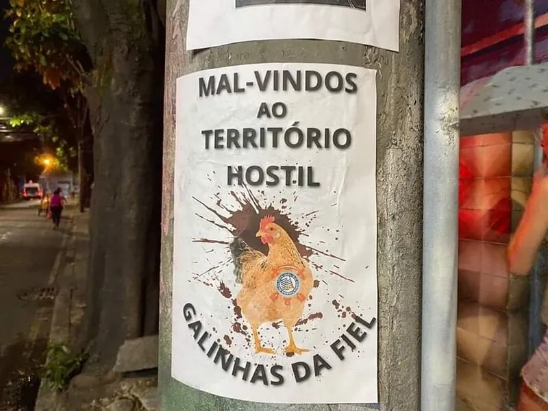 No cartaz está estampada a frase "mal vindos ao território hostil"