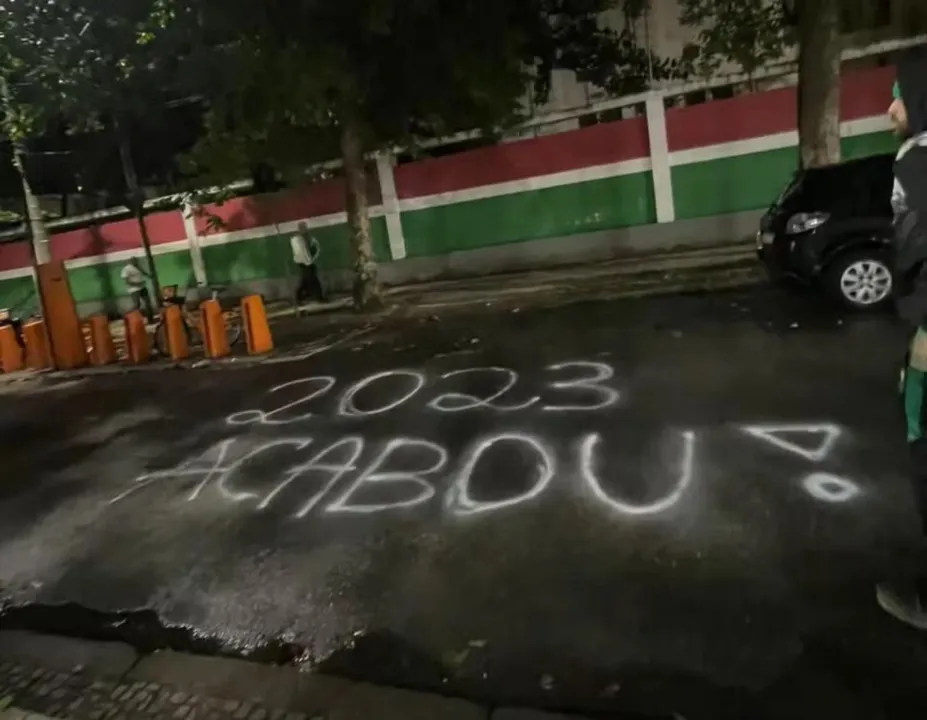 Protestos aconteceram nos arredores da sede, em Laranjeiras, Zona Sul