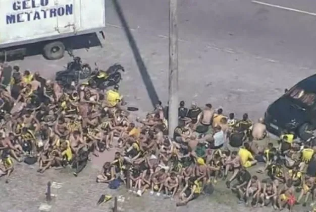 Torcedores do Peñarol após tumulto generalizado no Rio