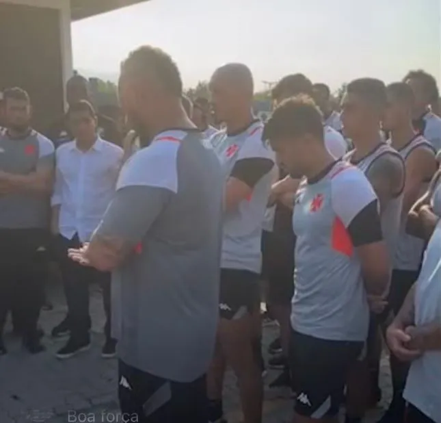 Jogadores do Vasco conversaram com torcidas organizadas na tarde desta segunda-feira (29)