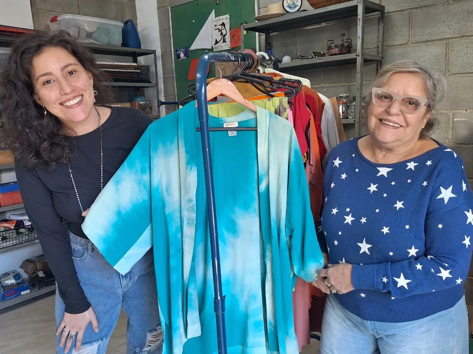 Julia e Freida Loyola no ateliê onde são criados os kimonos e demais produtos da Panomar