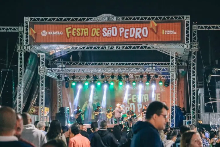 Localizado em frente a Praça de Venda das Pedras, na Avenida 22 de Maio, o palco começará a receber as atrações a partir das 19h30