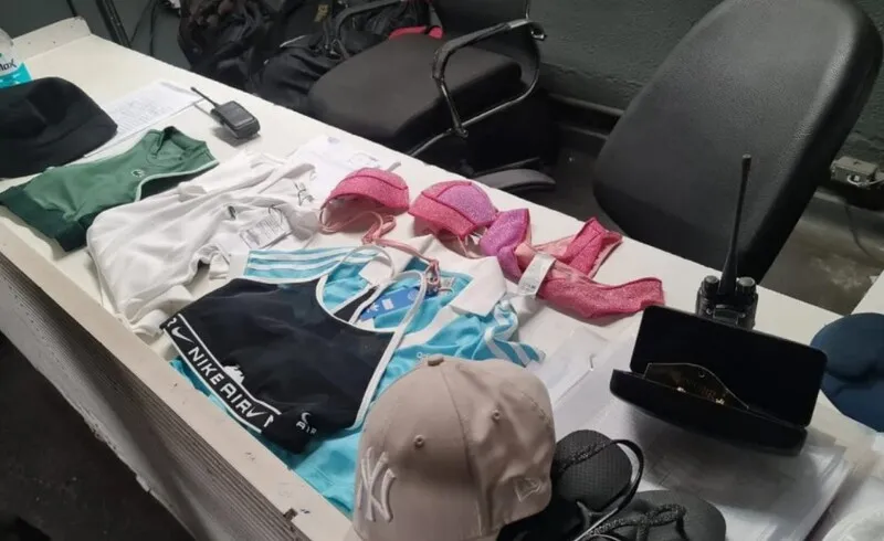 Foram encontrados bonés, camisas, tops e chinelos