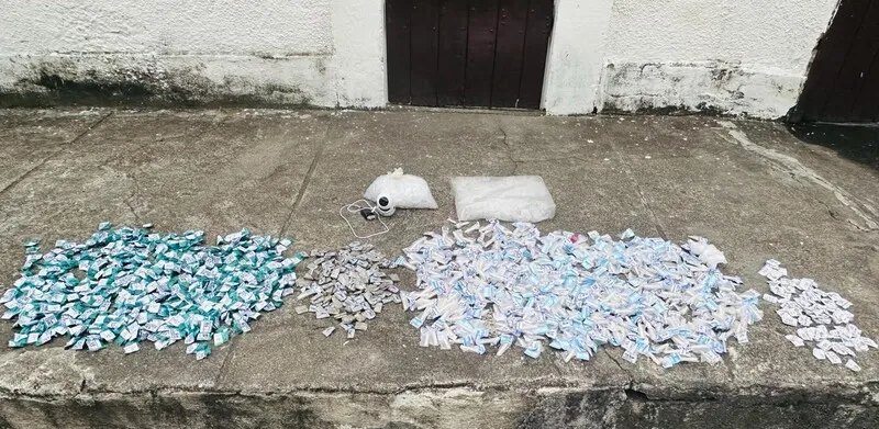 A polícia apreendeu 298 cápsulas de cocaína, 625 trouxas de maconha, 91 pedras de crack, uma câmera e R$35, em espécie