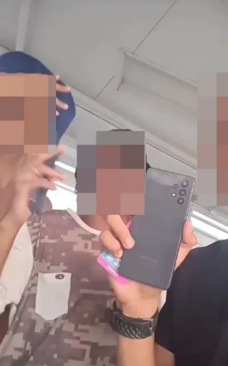 Na filmagem, que viralizou na internet, os rapazes mostram os eletrônicos roubados