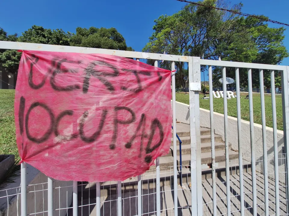 Na Faculdade de Formação de Professores (FFP) da Universidade, em São Gonçalo, parte do campus também segue ocupado desde o final de julho