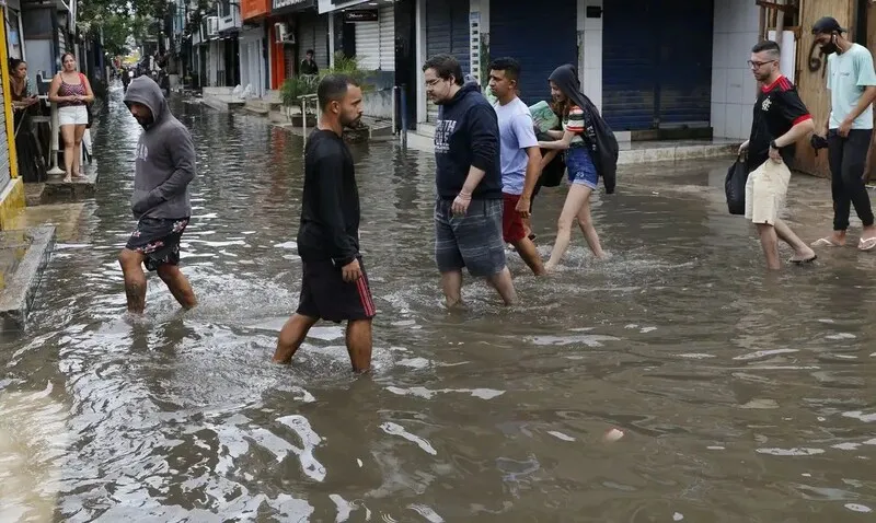 A virada do ano terá tempo encoberto e sem chuva na maior parte do país