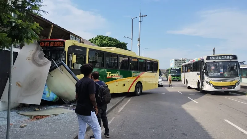 Ônibus bate em muro, e deixa um morto e dois feridos no centro do Rio