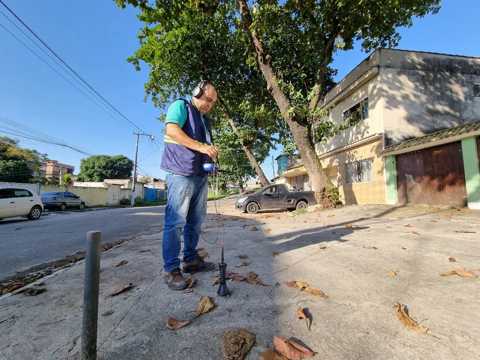 O combate a perdas de água tratada no sistema de distribuição é uma das frentes de atuação da empresa