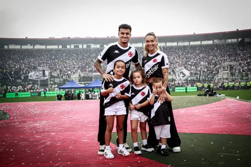 Philippe Coutinho é apresentado ao torcedor vascaíno ao lado de sua família