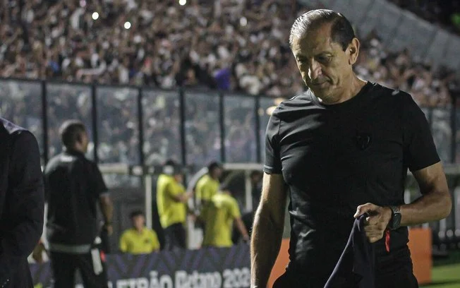 O diretor de futebol Pedro Martins, que foi contratado na última semana, já procura um novo nome para comandar a equipe