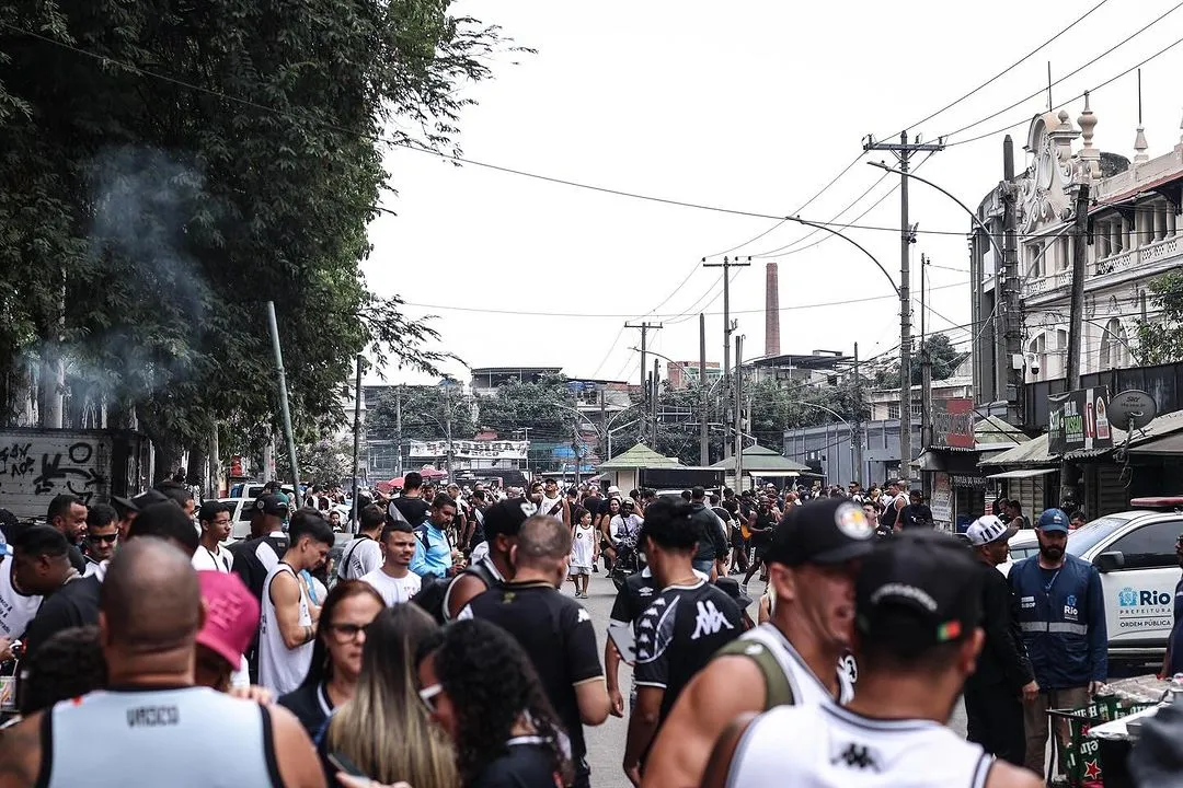 Torcedores na fila de espera