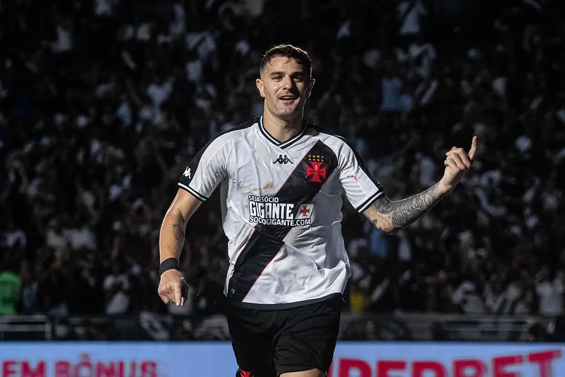 Vegetti marcou um gol do Vasco no 'sufoco' que terminou com a classificação do Vasco