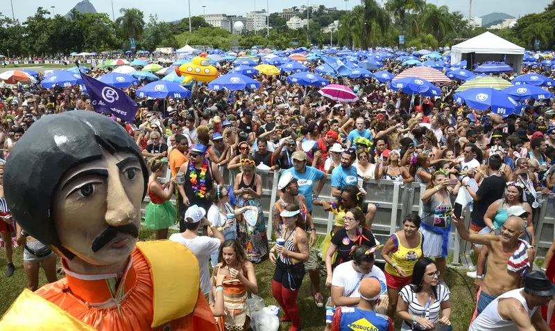 Entre os destaques de hoje (12), estão o Sargento Pimenta, que desfila a partir das 8h, na Glória, e o bloco infantil Largo Do Machadinho