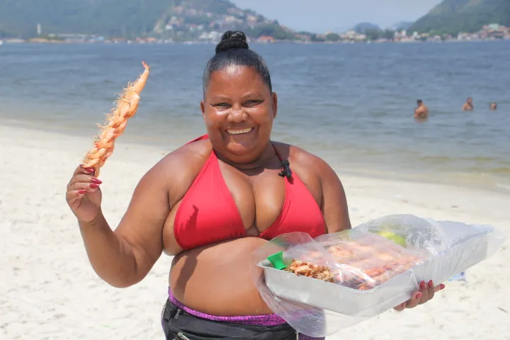 Laurinha vende camarões no palito há 23 anos
