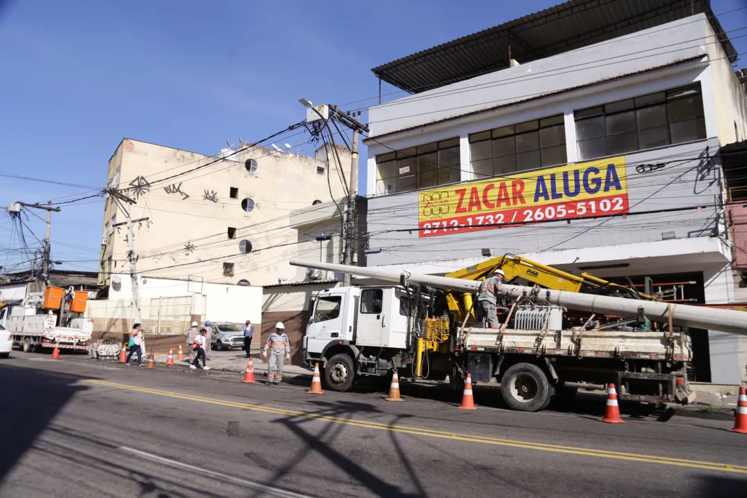 Devido ao impacto, a região ficou sem energia elétrica, causando transtornos para os moradores e comerciantes da área.