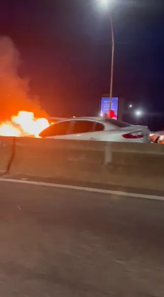 Carro pegou fogo na ponte RioNiterói