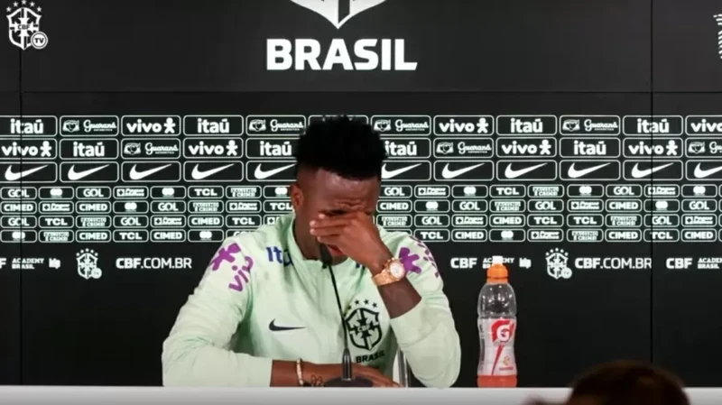 Vini Jr chora durante coletiva na seleção brasileira