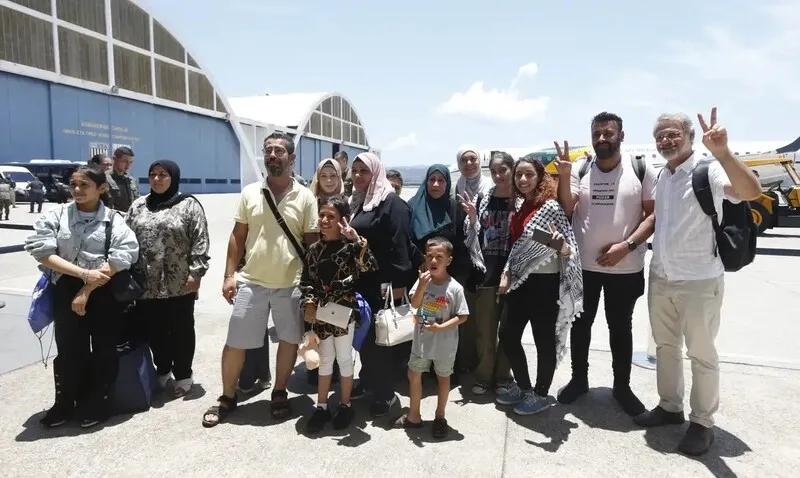 As cinco famílias ficarão em um abrigo, por não terem onde se instalar no país