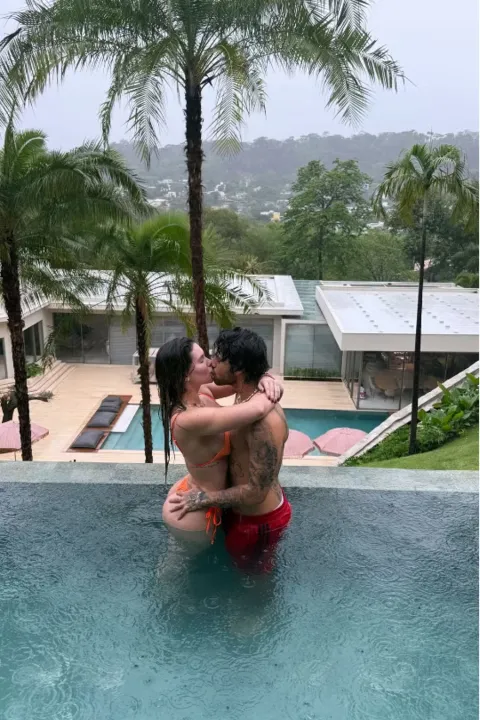 Virginia e Zé Felipe curtem piscina na chuva