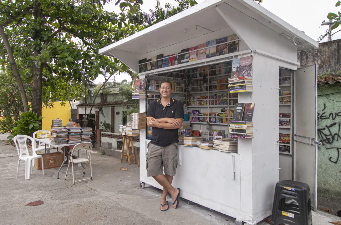 Biblioteca comunitária, criada por Bruno Policarpo, volta a funcionar com melhorias após vaquinha virtual e contará com sarau com artistas locais neste sábado, 07 de setembro