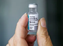 O Ministério da Saúde afirma que a vacina da AstraZeneca para a Covid-19 já salvou milhares de vidas, e que a não imunização seria o pior caminho.