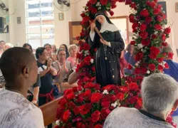 Santa Rita de Cássia é, além de padroeira das causas impossíveis, também conhecida como protetora das viúvas e Santa das rosas
