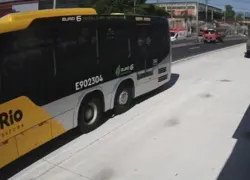Caminhão do Exército na pista do BRT Transbrasil