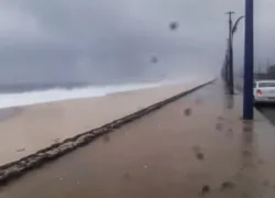 Mar invade ruas de Maricá
