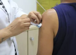 A vacinação contra o coronavírus com o imunizante bivalente está disponível nos cinco polos sanitários de São Gonçalo