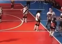 Técnico do vôlei sub-15 feminino do Vasco empurra atleta durante o jogo