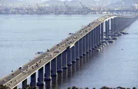 Acidente deixa dois feridos e trânsito congestionado na Ponte Rio-Niterói