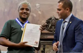 "Anjo da Baixada" recebe Medalha Tiradentes na Alerj