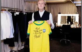 Após 5 anos de espera, Paul McCartney recebe presente de Pelé