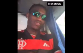 Atacante português Rafael Leão, do Milan, grava vídeo usando a camisa do Flamengo