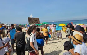 Ato contra PEC das Praias agita manhã de banhistas em Ipanema