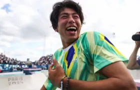 Augusto Akio, medalha de bronze em Paris, começou a treinar com skate de R$ 1,99