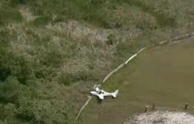 Avião monomotor sai da pista e bate em cerca no aeroporto de Jacarepaguá