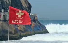 Banhistas são levados por onda na praia de Itacoatiara, em Niterói